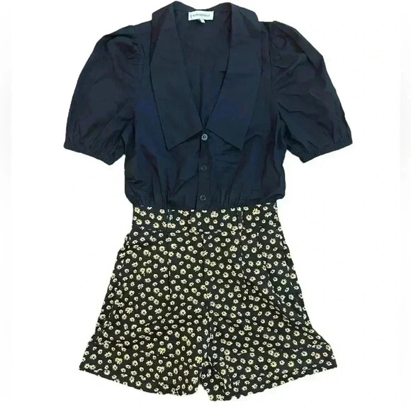 We Wore What Women's Romper Shorts Size Small Sunflower Floral Short Sleeve NWT - Picture 2 of 8